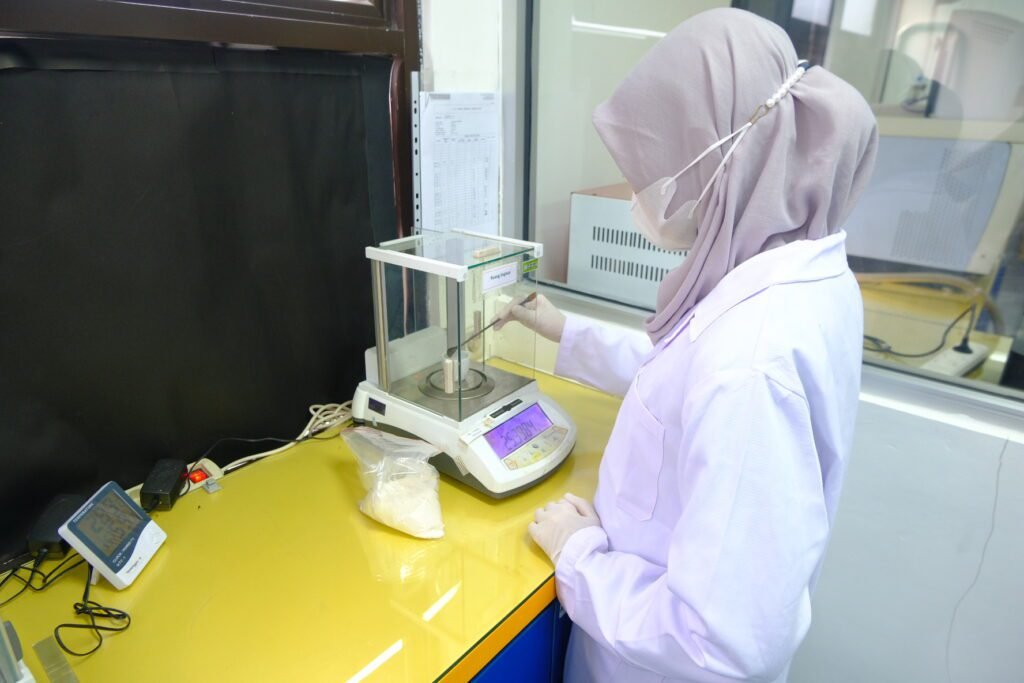 Analisis mikrobiologi pada sampel kosmetik
