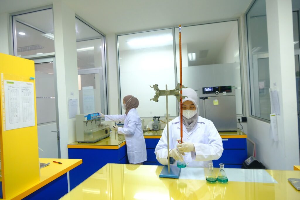 Analisis sampel herbal di laboratorium
